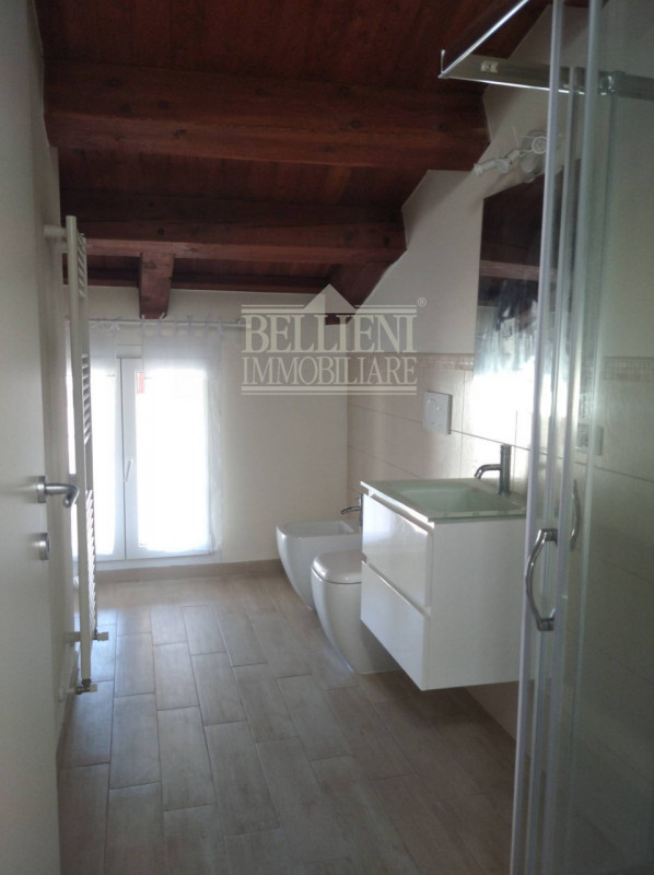 PIAZZA DEL CASTELLO: in palazzina di poche unità proponiamo in locazione uno splendido appartamen...