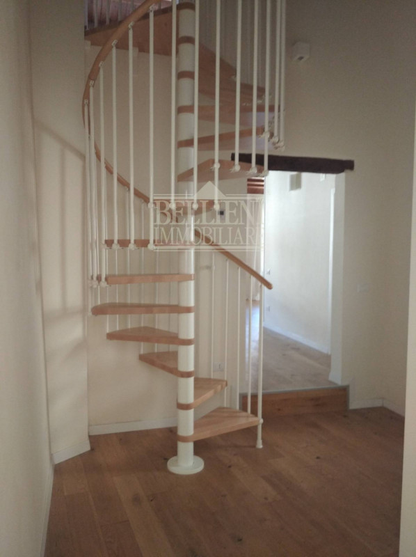 PIAZZA DEL CASTELLO: in palazzina di poche unità proponiamo in locazione uno splendido appartamen...