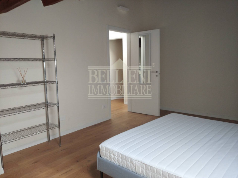 PIAZZA DEL CASTELLO: in palazzina di poche unità proponiamo in locazione uno splendido appartamen...