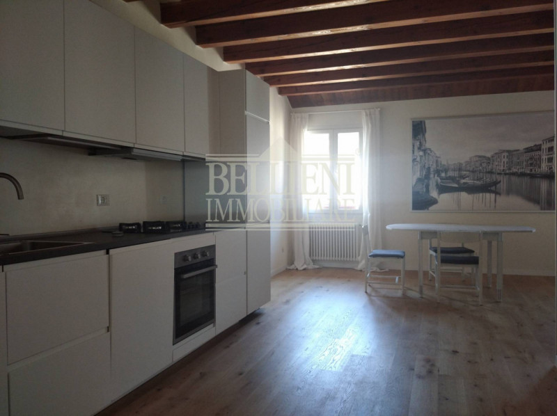 PIAZZA DEL CASTELLO: in palazzina di poche unità proponiamo in locazione uno splendido appartamen...