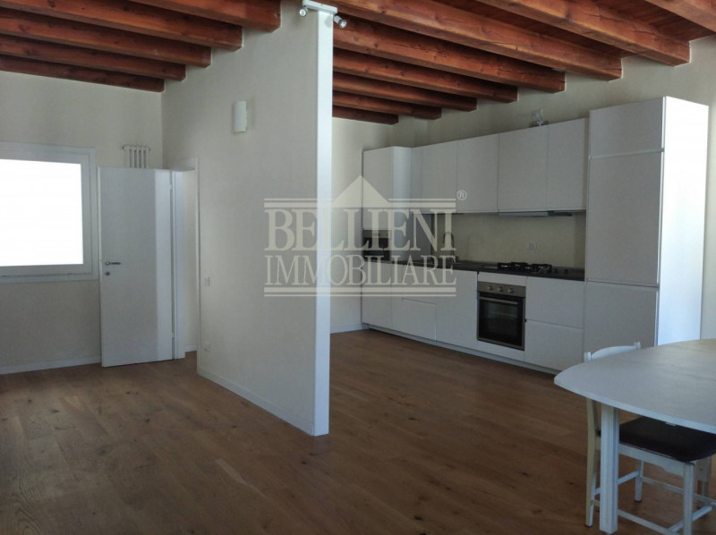 PIAZZA DEL CASTELLO: in palazzina di poche unità proponiamo in locazione uno splendido appartamen...