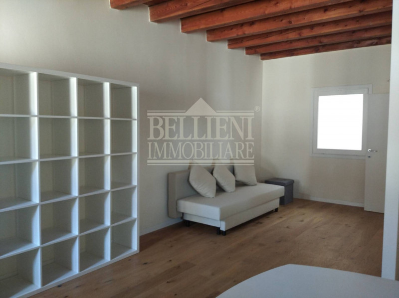 PIAZZA DEL CASTELLO: in palazzina di poche unità proponiamo in locazione uno splendido appartamen...