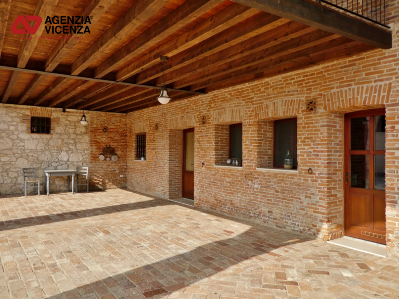 CASALE RISTRUTTURATO IN BIOEDILIZIA CON ATTIVITA' DI B&B PIU' ABITAZIONE E CAMPI AGRICOLI A VICEN...