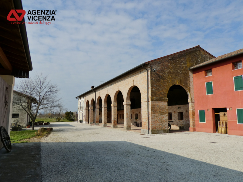 CASALE RISTRUTTURATO IN BIOEDILIZIA CON ATTIVITA' DI B&B PIU' ABITAZIONE E CAMPI AGRICOLI A VICEN...