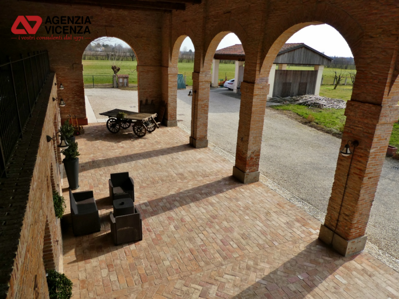 CASALE RISTRUTTURATO IN BIOEDILIZIA CON ATTIVITA' DI B&B PIU' ABITAZIONE E CAMPI AGRICOLI A VICEN...