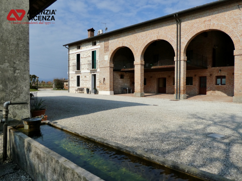 CASALE RISTRUTTURATO IN BIOEDILIZIA CON ATTIVITA' DI B&B PIU' ABITAZIONE E CAMPI AGRICOLI A VICEN...