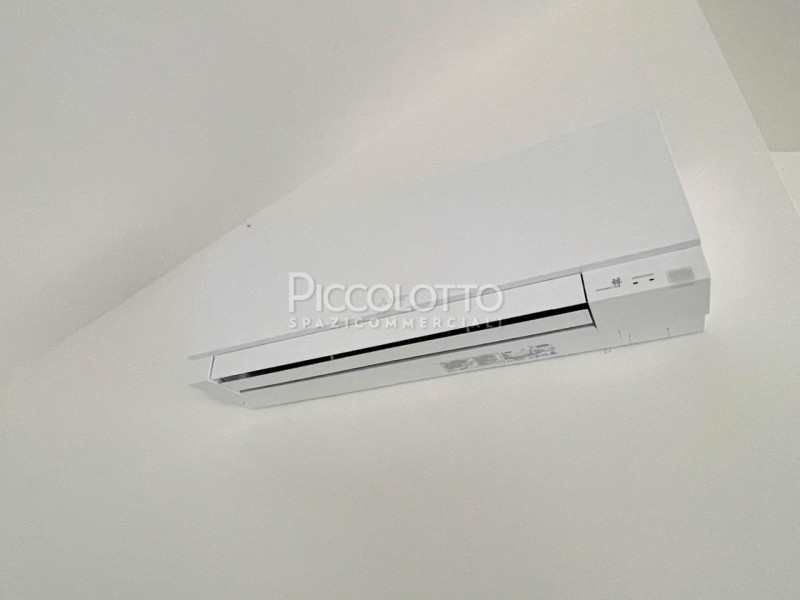 Rif. A4690 - Asolo, ubicato in strategica posizione comoda ai collegamenti Bassano-Montebelluna, ...