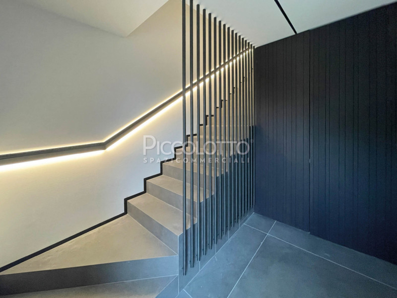 Rif. A4690 - Asolo, ubicato in strategica posizione comoda ai collegamenti Bassano-Montebelluna, ...