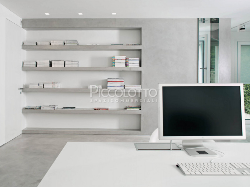 Rif. A4690 - Asolo, ubicato in strategica posizione comoda ai collegamenti Bassano-Montebelluna, ...