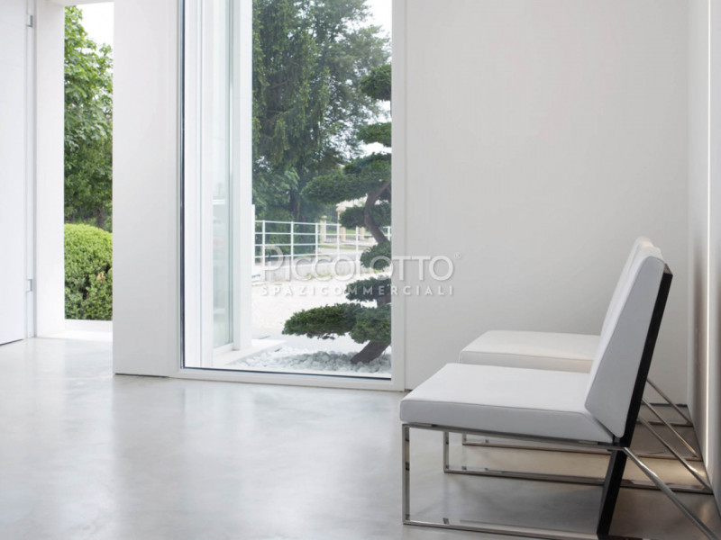 Rif. A4690 - Asolo, ubicato in strategica posizione comoda ai collegamenti Bassano-Montebelluna, ...