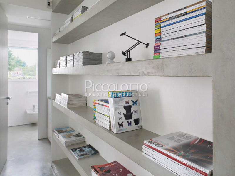 Rif. A4690 - Asolo, ubicato in strategica posizione comoda ai collegamenti Bassano-Montebelluna, ...