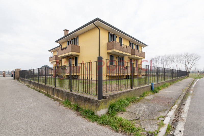 CODEVIGO – In contesto di sole 6 unità abitative, disponibile APPARTAMENTO al piano primo ed ulti...