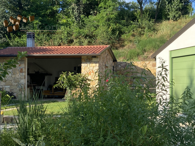 Villa di nuova costruzione incastonata in una delle posizioni più suggestive e panoramiche di Lon...