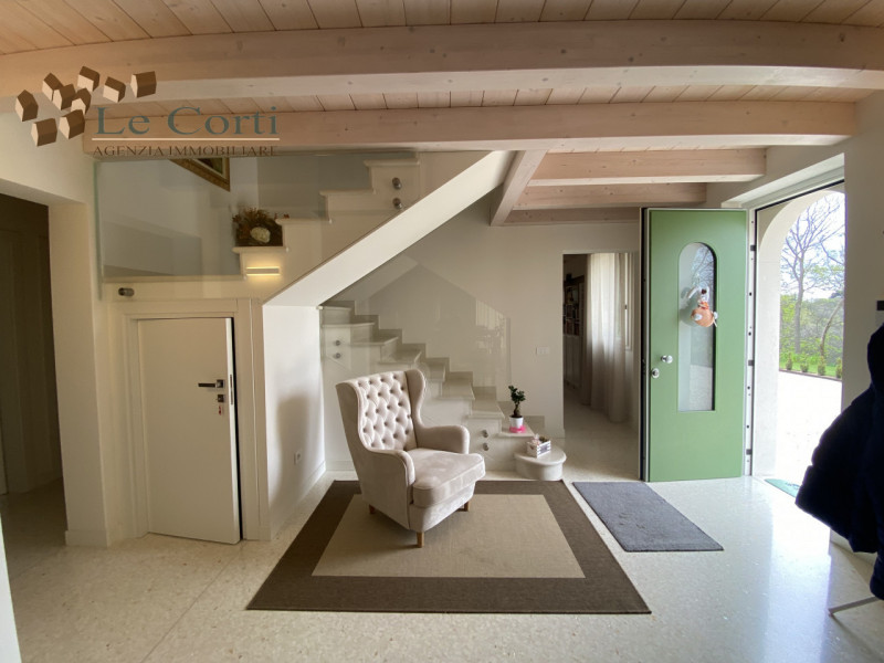 Villa di nuova costruzione incastonata in una delle posizioni più suggestive e panoramiche di Lon...