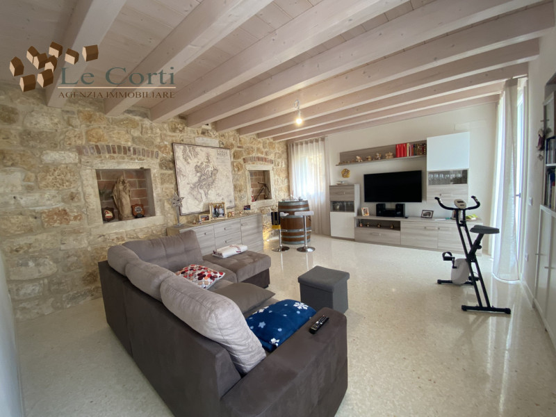 Villa di nuova costruzione incastonata in una delle posizioni più suggestive e panoramiche di Lon...