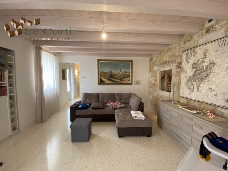 Villa di nuova costruzione incastonata in una delle posizioni più suggestive e panoramiche di Lon...