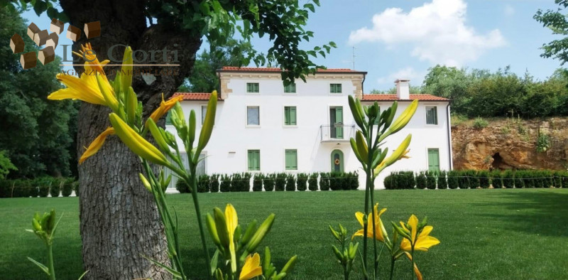 Villa di nuova costruzione incastonata in una delle posizioni più suggestive e panoramiche di Lon...