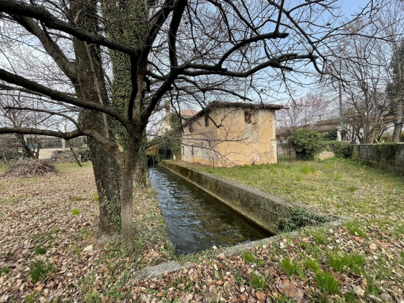 GIAVERA DEL MONTELLO

In centro paese e comodo al Montello ed in posizione strategica, vendesi 2 ...