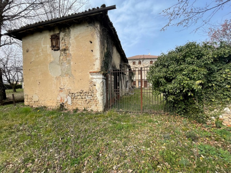 GIAVERA DEL MONTELLO

In centro paese e comodo al Montello ed in posizione strategica, vendesi 2 ...