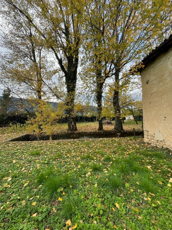 GIAVERA DEL MONTELLO

In centro paese e comodo al Montello ed in posizione strategica, vendesi 2 ...