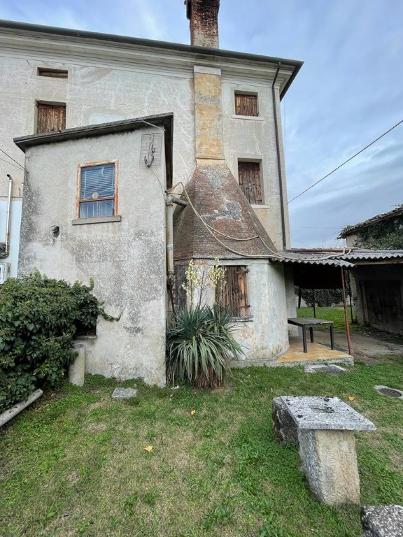 GIAVERA DEL MONTELLO

In centro paese, comodo al Montello ed in posizione strategica, vendesi 2 e...