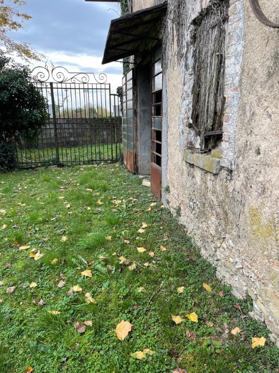 GIAVERA DEL MONTELLO

In centro paese e comodo al Montello ed in posizione strategica, vendesi 2 ...