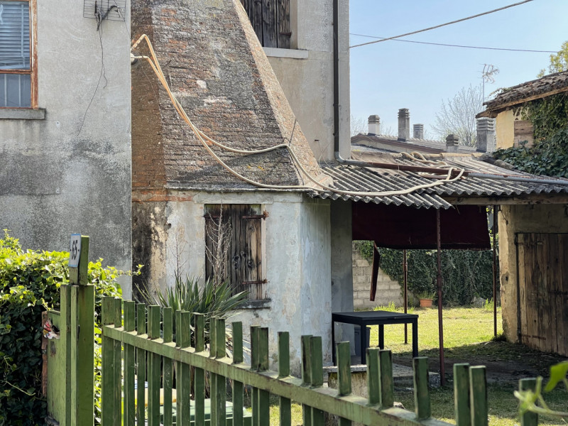 GIAVERA DEL MONTELLO

In centro paese, comodo al Montello ed in posizione strategica, vendesi 2 e...