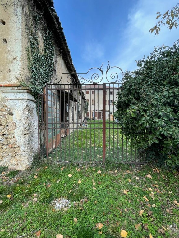 GIAVERA DEL MONTELLO

In centro paese e comodo al Montello ed in posizione strategica, vendesi 2 ...