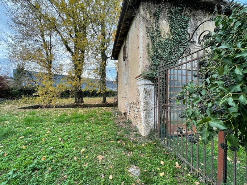 GIAVERA DEL MONTELLO

In centro paese e comodo al Montello ed in posizione strategica, vendesi 2 ...