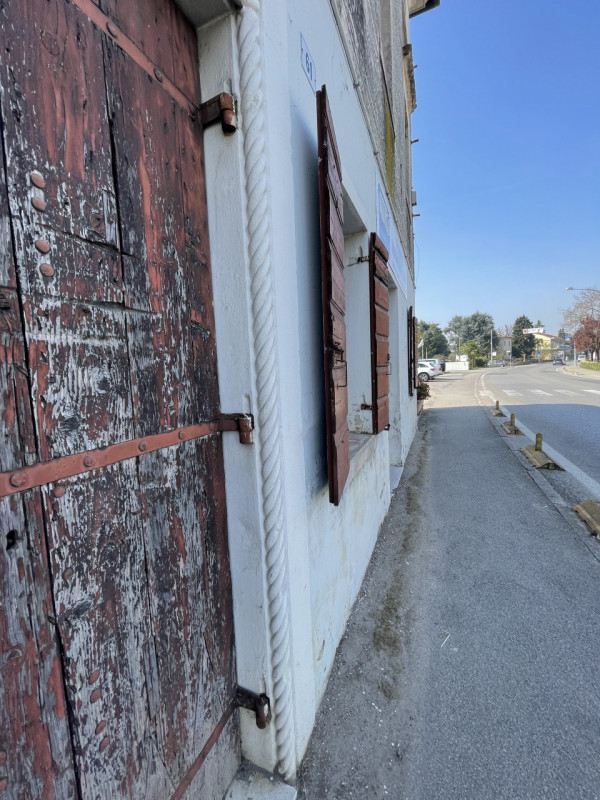 GIAVERA DEL MONTELLO

In centro paese e comodo al Montello ed in posizione strategica, vendesi 2 ...