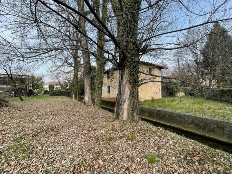 GIAVERA DEL MONTELLO

In centro paese, comodo al Montello ed in posizione strategica, vendesi 2 e...