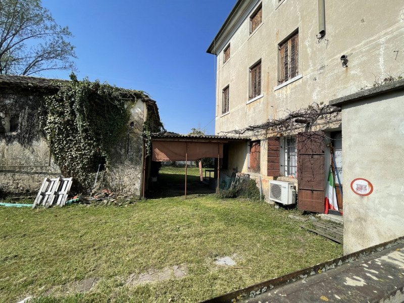 GIAVERA DEL MONTELLO

In centro paese e comodo al Montello ed in posizione strategica, vendesi 2 ...