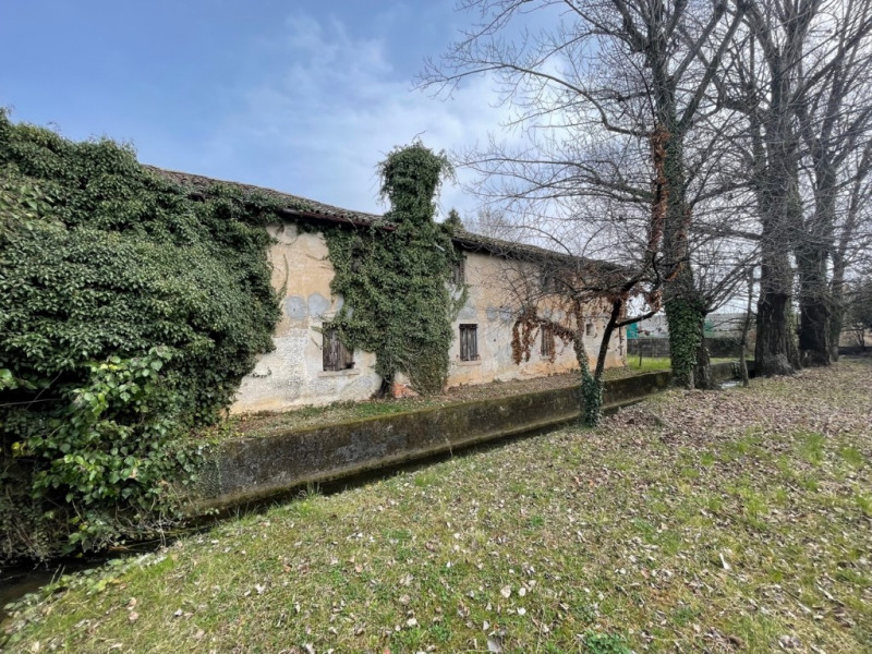 GIAVERA DEL MONTELLO

In centro paese, comodo al Montello ed in posizione strategica, vendesi 2 e...