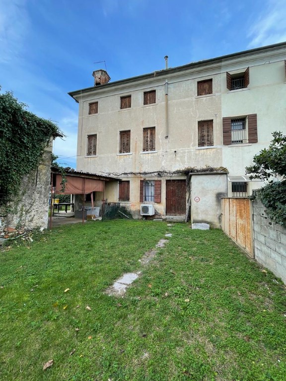 GIAVERA DEL MONTELLO

In centro paese e comodo al Montello ed in posizione strategica, vendesi 2 ...