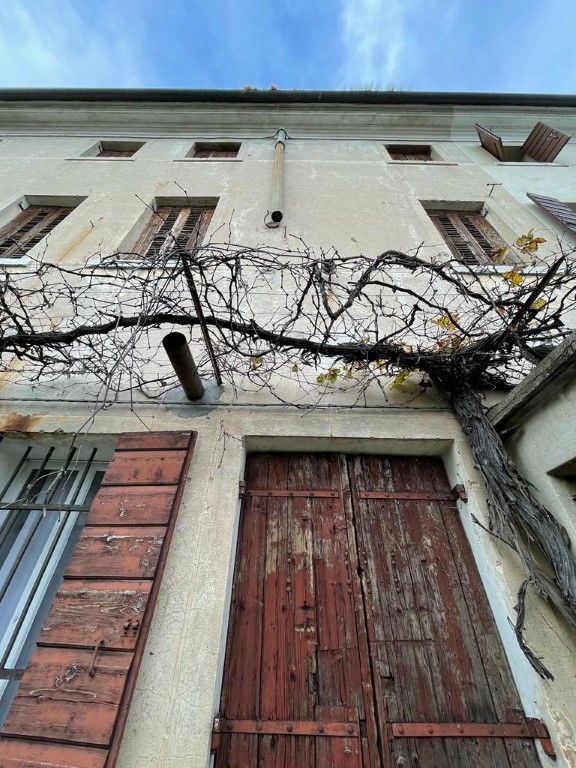 GIAVERA DEL MONTELLO

In centro paese e comodo al Montello ed in posizione strategica, vendesi 2 ...