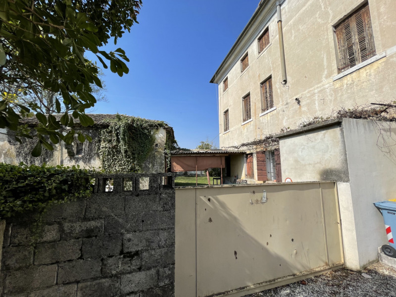 GIAVERA DEL MONTELLO

In centro paese e comodo al Montello ed in posizione strategica, vendesi 2 ...