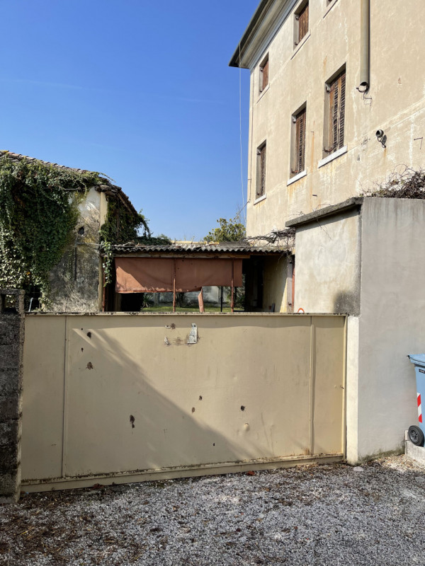 GIAVERA DEL MONTELLO

In centro paese e comodo al Montello ed in posizione strategica, vendesi 2 ...