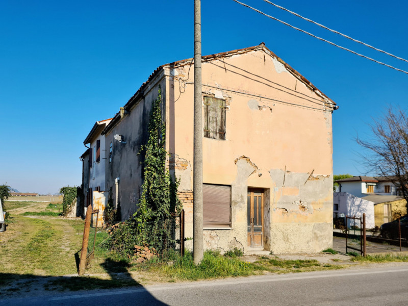 In una comoda via di passaggio, vicino al centro di Carceri, proponiamo in vendita porzione di ca...