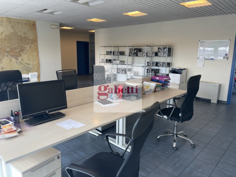 RUBANO visibile dalla strada regionale 11, proponiamo in locazione ufficio di 140 metri quadrati,...