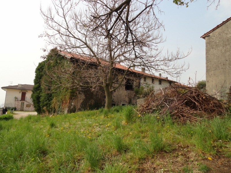 PORZIONE DI TESTA COMPLETAMENTE DA RISTRUTTURARE IN VENDITA IN POSIZIONE COLLINARE A POCHI MINUTI...