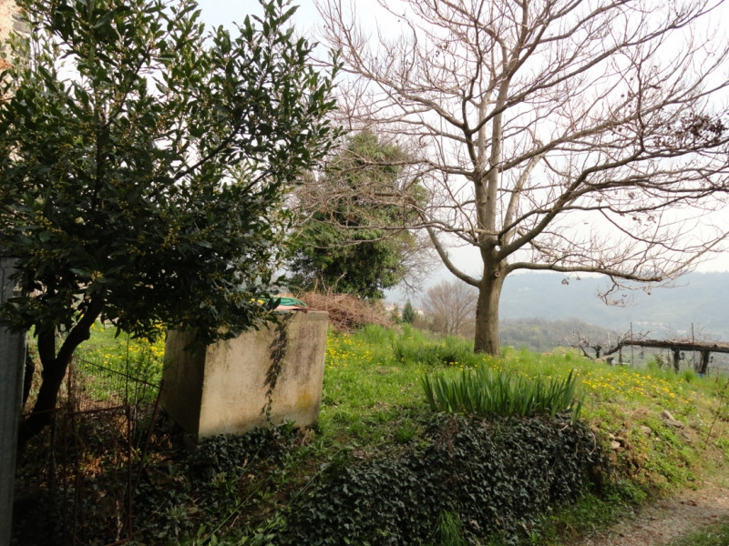 PORZIONE DI TESTA COMPLETAMENTE DA RISTRUTTURARE IN VENDITA IN POSIZIONE COLLINARE A POCHI MINUTI...