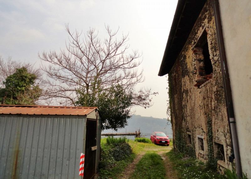 PORZIONE DI TESTA COMPLETAMENTE DA RISTRUTTURARE IN VENDITA IN POSIZIONE COLLINARE A POCHI MINUTI...