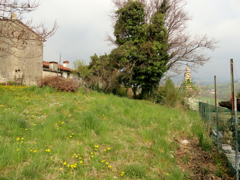 PORZIONE DI TESTA COMPLETAMENTE DA RISTRUTTURARE IN VENDITA IN POSIZIONE COLLINARE A POCHI MINUTI...