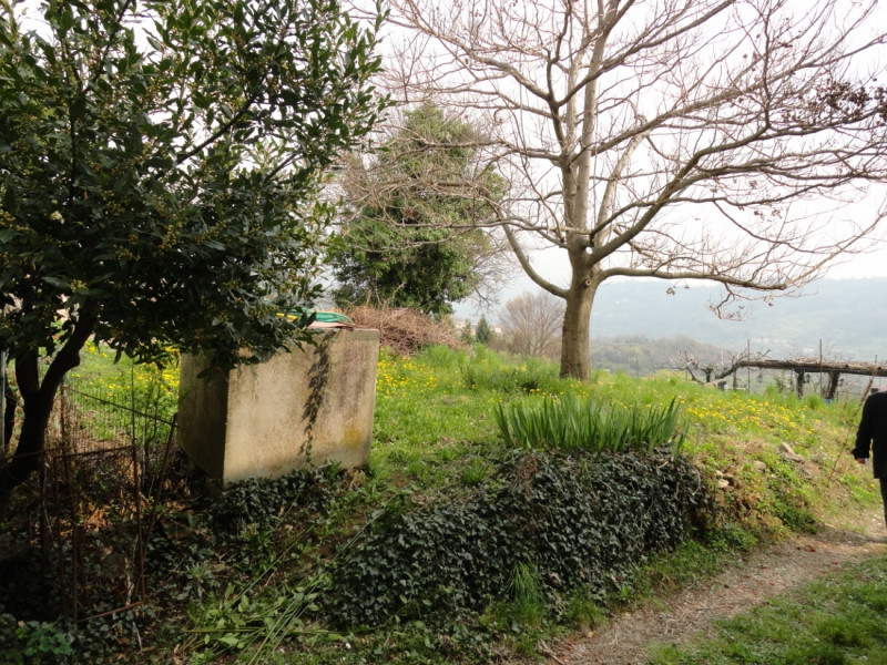 PORZIONE DI TESTA COMPLETAMENTE DA RISTRUTTURARE IN VENDITA IN POSIZIONE COLLINARE A POCHI MINUTI...