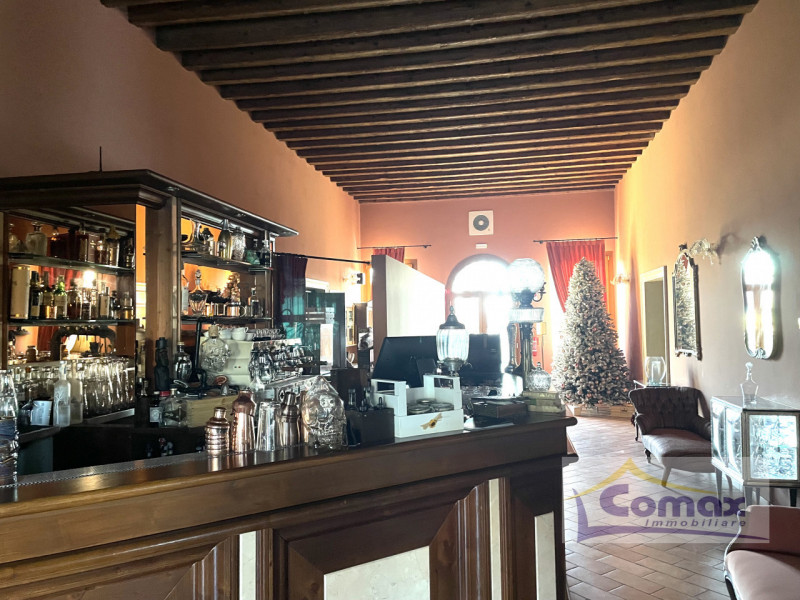 In una delle zone più affascinanti di Mestrino, proponiamo in vendita un immobile di prestigio, f...