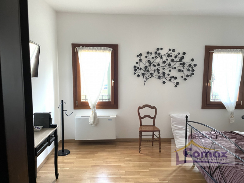 In una delle zone più affascinanti di Mestrino, proponiamo in vendita un immobile di prestigio, f...