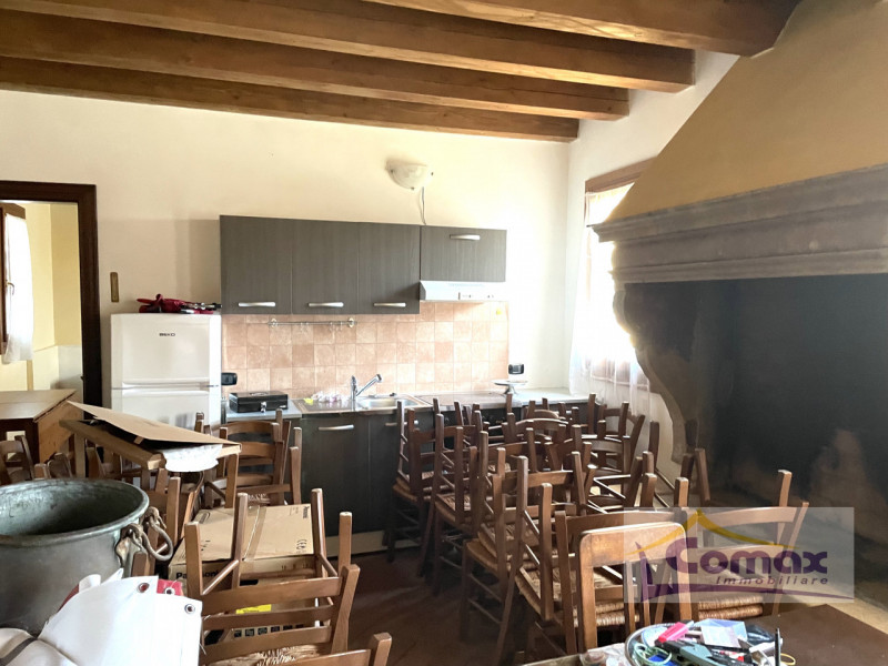 In una delle zone più affascinanti di Mestrino, proponiamo in vendita un immobile di prestigio, f...