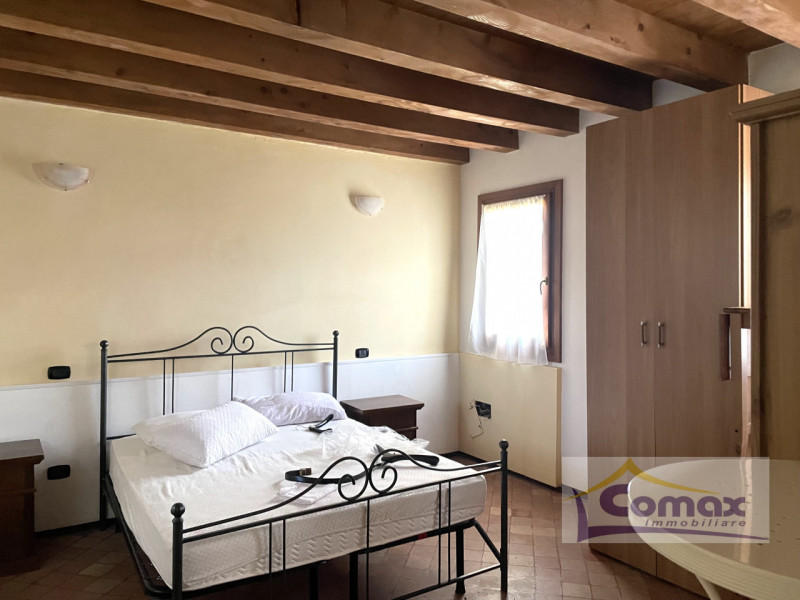 In una delle zone più affascinanti di Mestrino, proponiamo in vendita un immobile di prestigio, f...