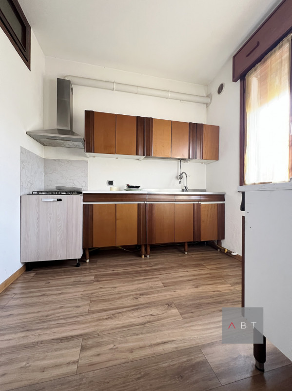 Situata nella frazione di Abbazia Pisani, porzione di casa a schiera di testa divisa in due unità...