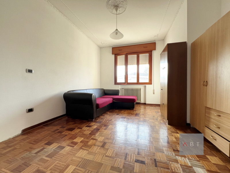 Situata nella frazione di Abbazia Pisani, porzione di casa a schiera di testa divisa in due unità...